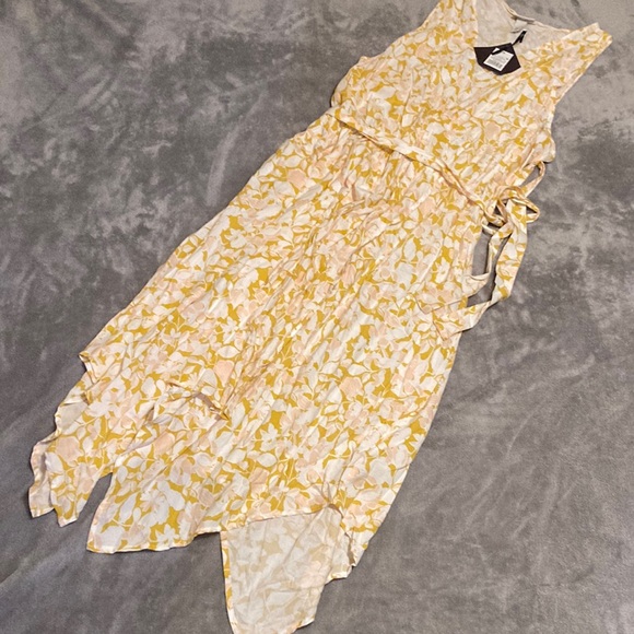 NWT Ava & Viv Midi Dress V-Neck Sleeveless Floral Yellow Woman 2X Shark Bite Hem - Picture 4 of 10